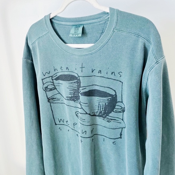 Comfort Colors Tops - WHEN IT RAINS IT POURS COFFEE MERCH CAFE CREWNECK SWEATSHIRT COMFORT SIZE MEDIUM